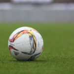 Bola de futebol no meio do gramado (Foto: Unsplash/Peter Glaser)