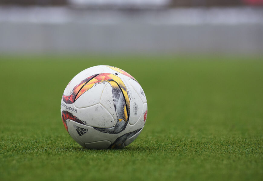 Bola de futebol no meio do gramado (Foto: Unsplash/Peter Glaser)