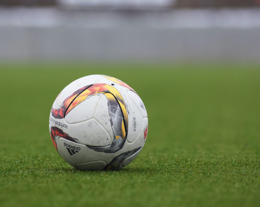 Bola de futebol no meio do gramado (Foto: Unsplash/Peter Glaser)