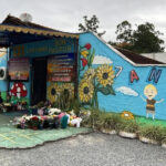 Fachada da creche em SC com homenagens póstumas (Foto: Luiza Morfim/NSC)