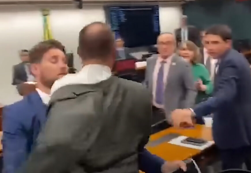 Eduardo Bolsonaro ameaça deputado em plena Câmara: 'Te enfio a mão na cara, seu puto!' (Foto: Reprodução/UOL)