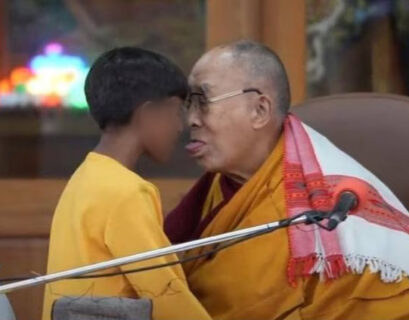 Dalai Lama estendendo língua para que menino a chupe (Foto: Reprodução/YouTube)