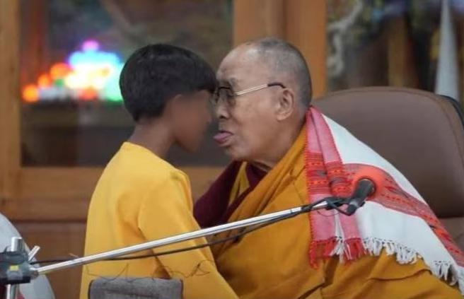 Dalai Lama diz que brincou quando pediu para menino chupar sua língua