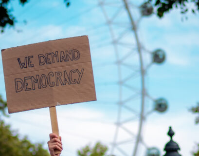 Democracia plena atinge menor nível mundial desde os anos 80 (Foto: Unsplash/FredMoon)