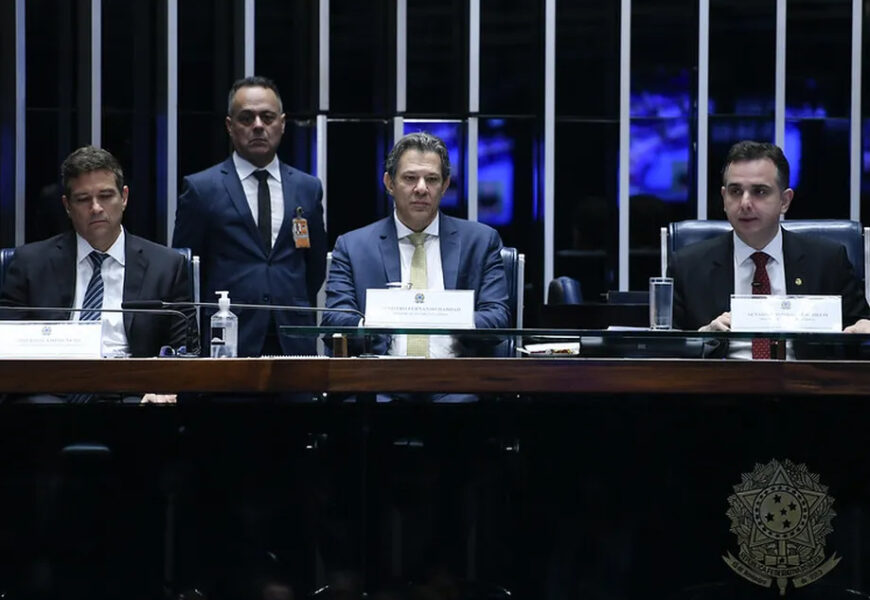 Roberto Campos Neto e Fernando Haddad, no Senado (Foto: Edilson Rodrigues/Agência Senado)