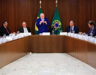 Lula em reunião com ministros (Foto: Reprodução/Poder360)