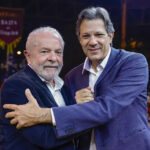 Lula e Haddad de mãos dadas (Foto: Divulgação)