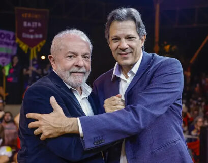 Lula e Haddad de mãos dadas (Foto: Divulgação)