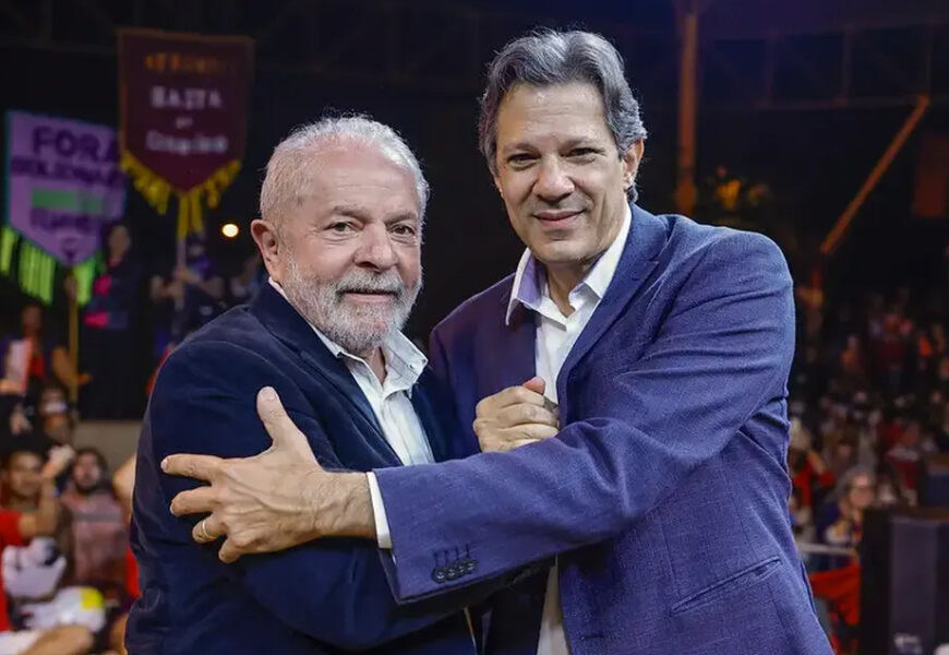 Lula e Haddad de mãos dadas (Foto: Divulgação)