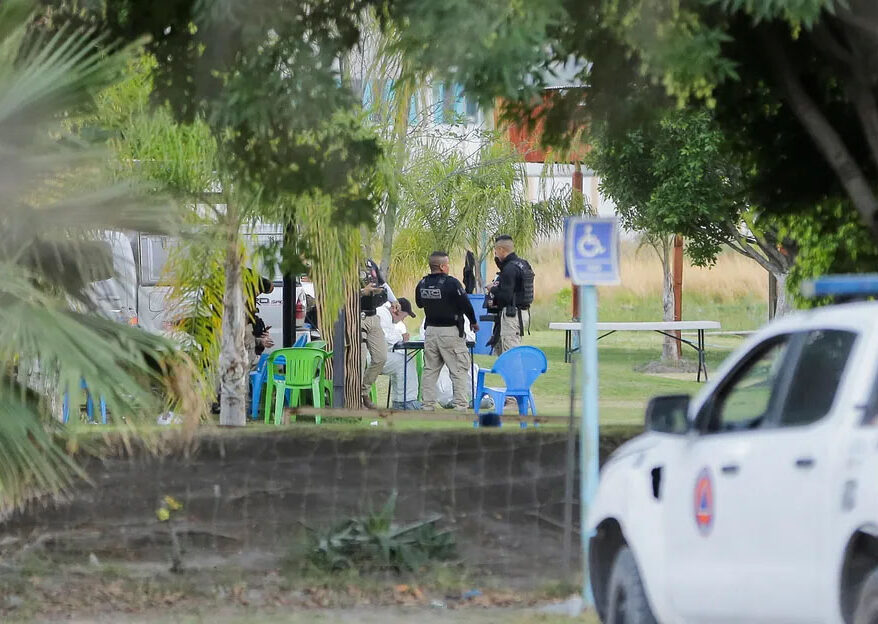 Polícia do México em ação (Foto: Sergio Maldonado/Reuters)