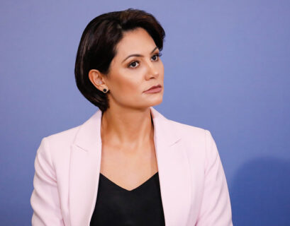 Servidora e pastor afirmam que Michelle Bolsonaro recebeu em mãos pacote de joias; ex-primeira-dama nega (Foto: Isac Nóbrega/PR)