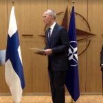 Ministro das Relações Exteriores finlandês, Pekka Haavisto, secretário-geral da Otan, Jens Stoltenberg, e secretário de Estado dos EUA, Antony Blinken, na sede da Otan