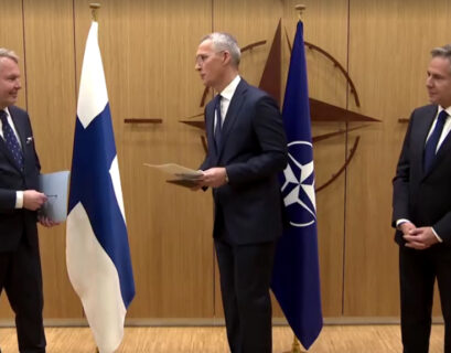 Ministro das Relações Exteriores finlandês, Pekka Haavisto, secretário-geral da Otan, Jens Stoltenberg, e secretário de Estado dos EUA, Antony Blinken, na sede da Otan