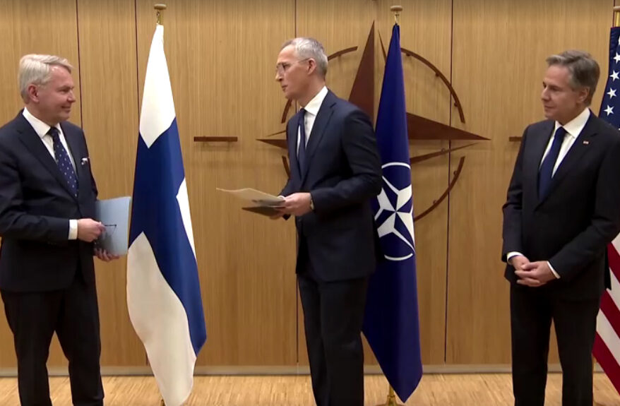 Ministro das Relações Exteriores finlandês, Pekka Haavisto, secretário-geral da Otan, Jens Stoltenberg, e secretário de Estado dos EUA, Antony Blinken, na sede da Otan