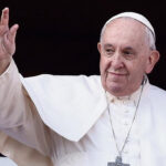 Papa Francisco dando a bênção (Foto: Yara Nardi/Reuters)