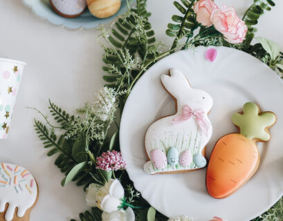 Pratinho com com biscoitos de Páscoa (Foto: Unsplash/Anna Bratiychuk)