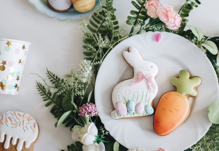 Pratinho com com biscoitos de Páscoa (Foto: Unsplash/Anna Bratiychuk)