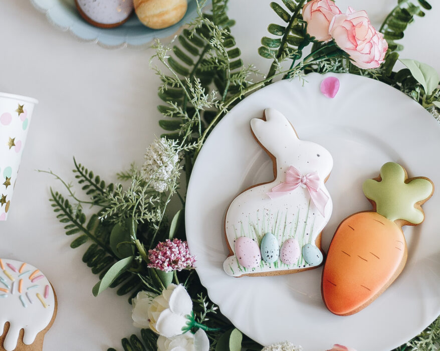 Pratinho com com biscoitos de Páscoa (Foto: Unsplash/Anna Bratiychuk)