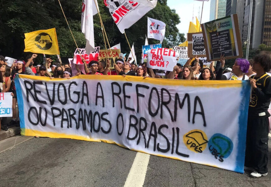 Manifestação contra o novo ensino médio (Foto: Abraão Cruz/TV Globo)