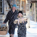 Casal feliz e sorridente durante o Inverno (Foto: Visit Finland)