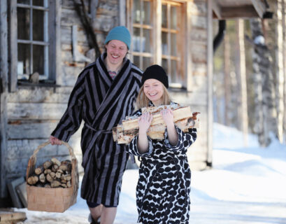 Casal feliz e sorridente durante o Inverno (Foto: Visit Finland)