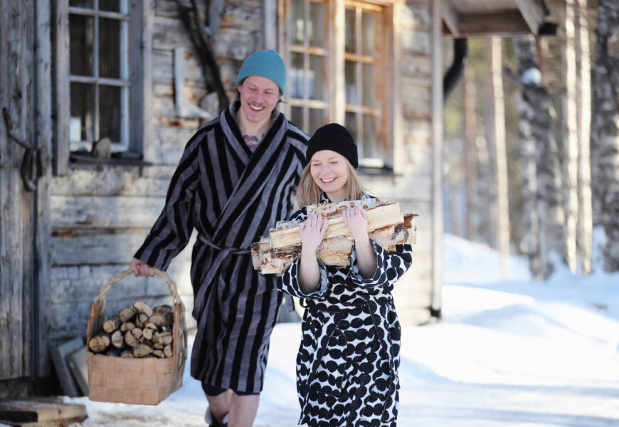 Casal feliz e sorridente durante o Inverno (Foto: Visit Finland)