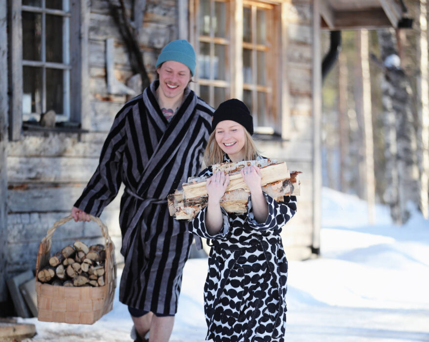 Casal feliz e sorridente durante o Inverno (Foto: Visit Finland)