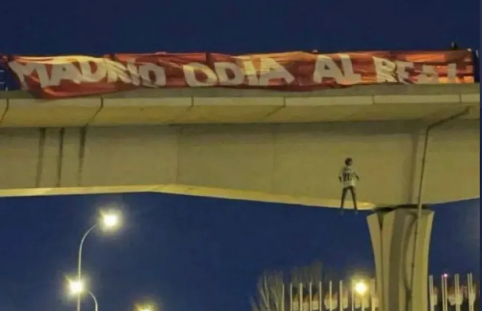 Representação de Vini Jr. enforcado em ponte da Espanha (Foto: Reprodução/@JanaDahoui)