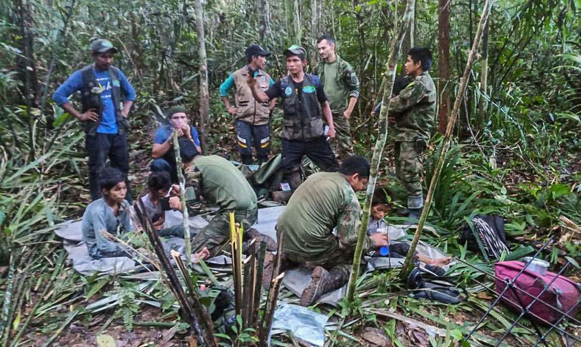 Crianças colombianas são encontradas vivas 40 dias após acidente; entenda