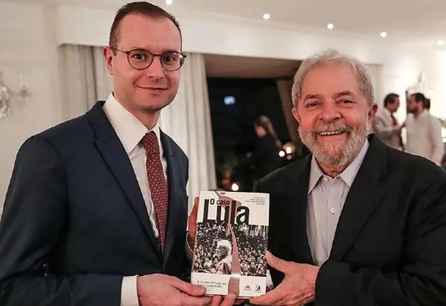 Lula oficializa escolha de Zanin para STF