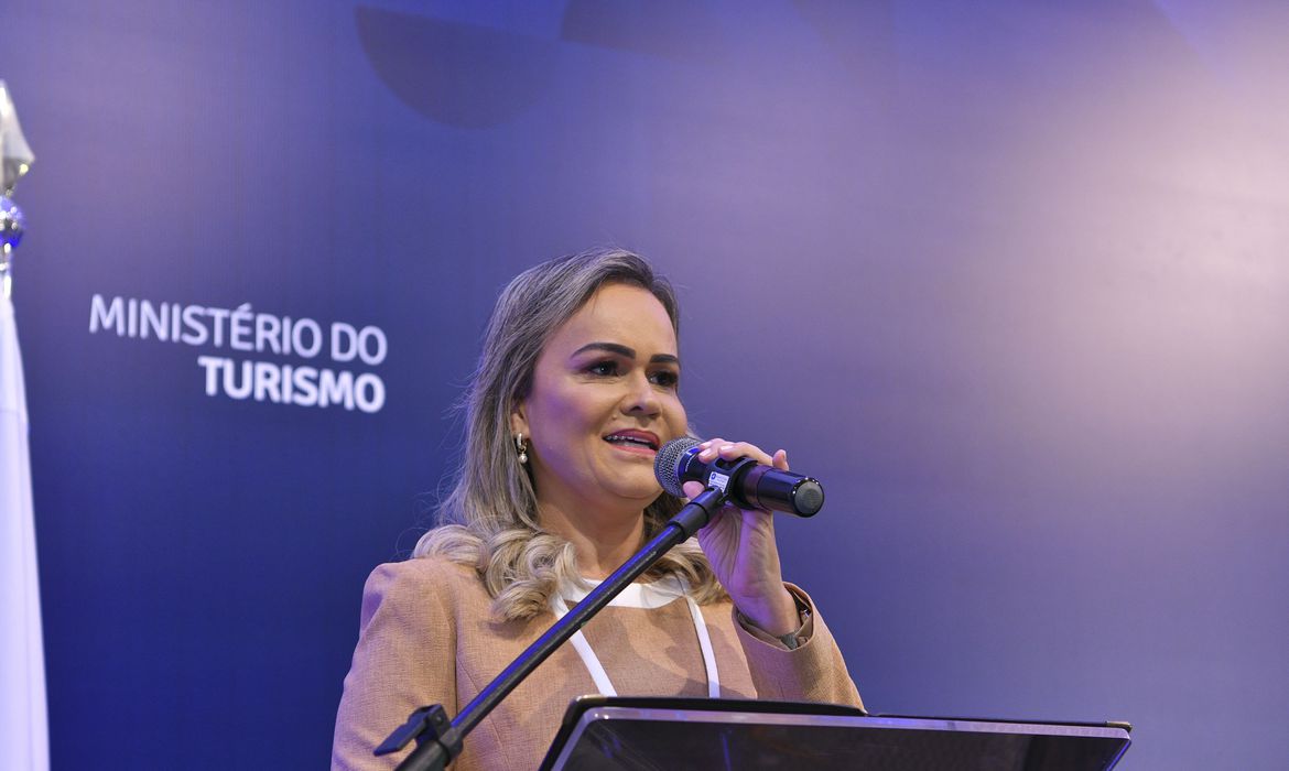 Lula mantém Daniela, mas busca saída honrosa para ministra