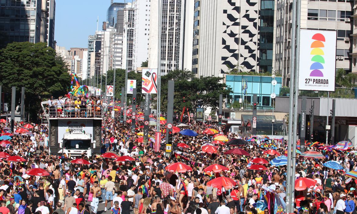 Primeira Parada LGBTQIA+ em SP após Bolsonaro mescla pop com ativismo