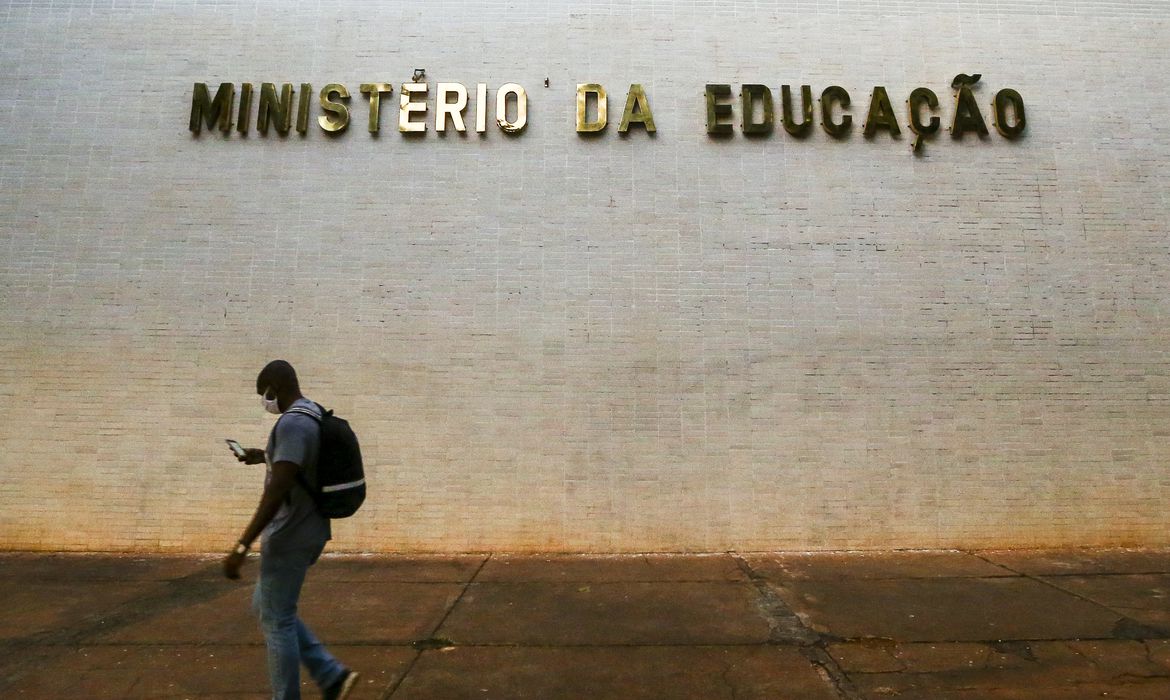 Governadores mantêm escolas cívico-militares mesmo após decisão de Lula