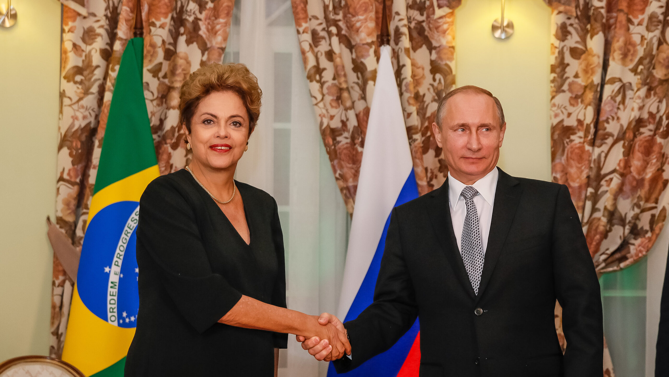 Com Putin, Dilma critica hegemonia do dólar e nega dinheiro à Rússia