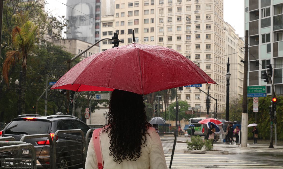 Ciclone deixa 3 mortos e 1 milhão sem luz no Sul e em SP